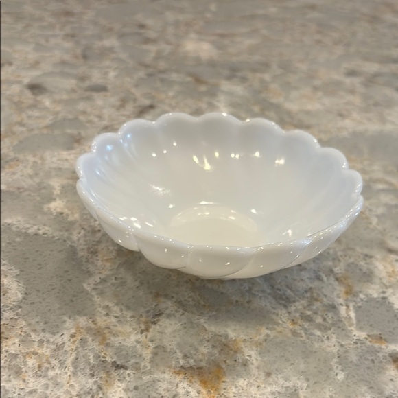 Other - Elegant White Scalloped Bowl